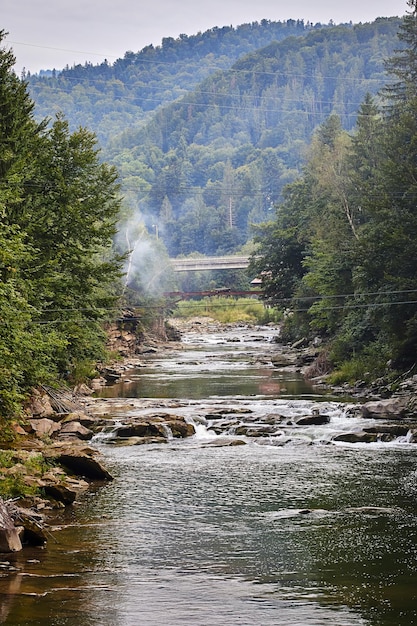 O rio de montanha Prut e cachoeiras Probiy em Yaremche Cárpatos Ucrânia