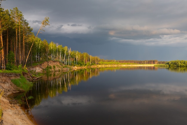 O rio Dnieper (Dniapro) antes da tempestade