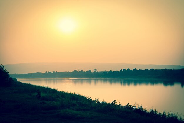 O rio e as montanhas ao pôr do sol