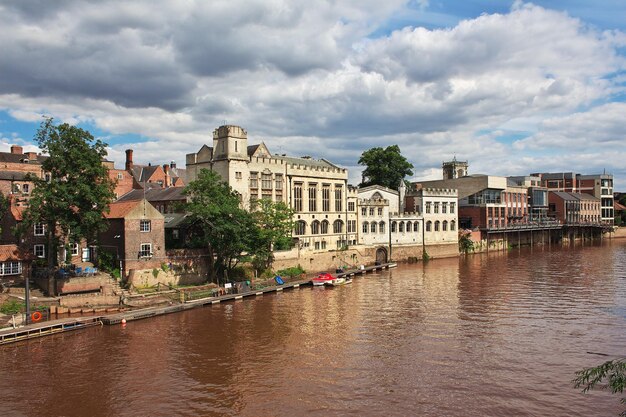 O rio em York da Inglaterra Reino Unido