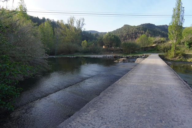 O rio está fluindo nas montanhas