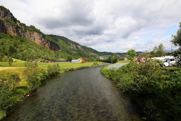 O rio fecha a cachoeira Steinsdalsfossen na Noruega Escandinávia