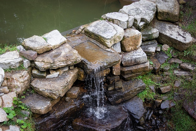 O rio flui através das pedras.