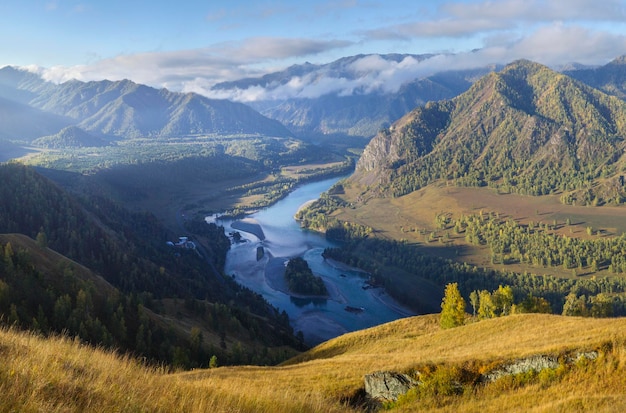 O rio katun flui entre as montanhas