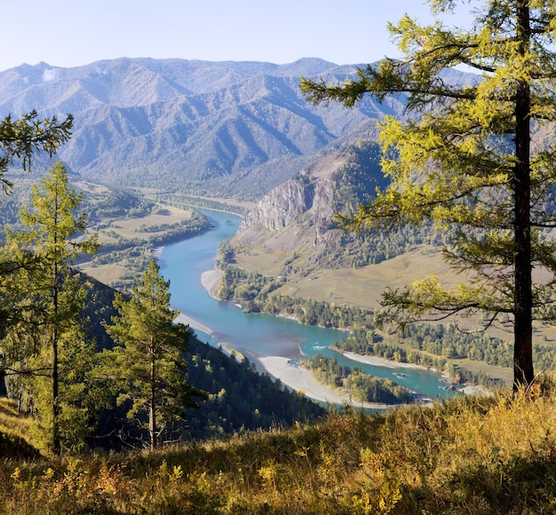 O rio katun flui entre as montanhas