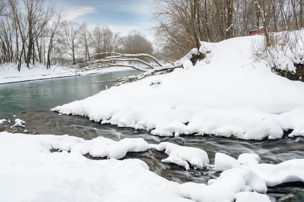 O rio Kazanka na confluência dos riachos dos famosos Lagos Azuis. Esta área do rio não congela no inverno e se alimenta de Blue Lakes com água subterrânea. Rússia, Kazan. Paisagem de inverno.