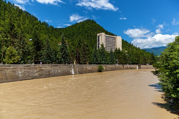 O rio kura na cidade de borjomi, uma cidade turística no centro-sul da geórgia.