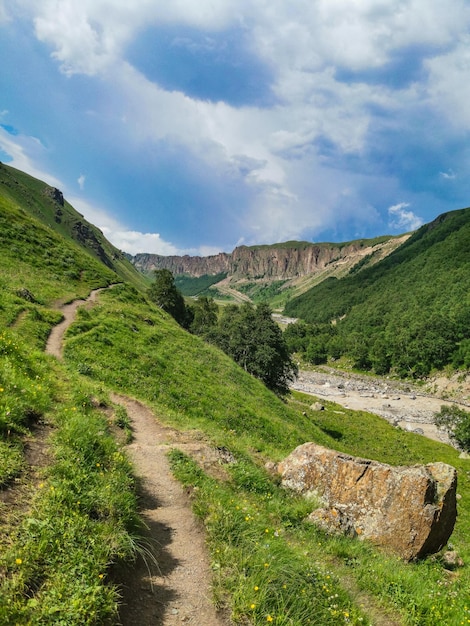 O rio kyzylkol cercado pelas montanhas do cáucaso perto de elbrus jilysu rússia