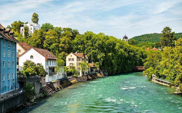 Foto o rio limmat em baden - aargau, suíça