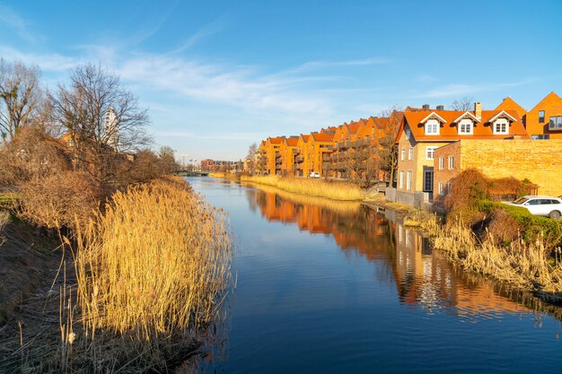 O rio motlawa nos arredores da cidade de gdansk