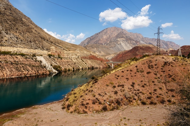 O rio naryn nas montanhas tian shan, karakol, quirguistão