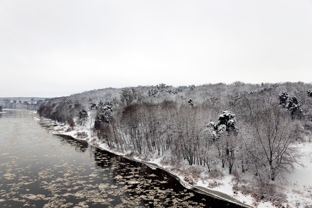 Foto o rio neman no inverno. bielo-rússia. city grodno