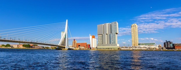 O rio Nieuwe Maas em Rotterdam, na Holanda