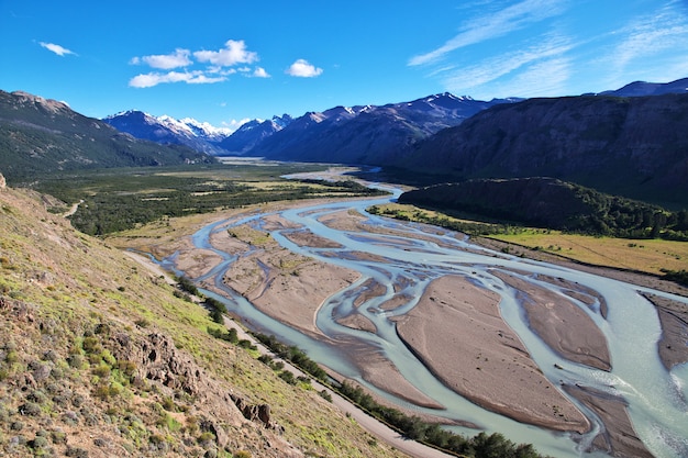 O rio perto do Fitz Roy em El Chalten, Patagônia, Argentina