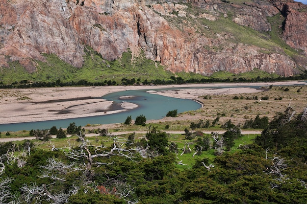 O rio perto fitz roy, el chalten, patagônia, argentina