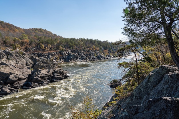 Foto o rio potomac flui pelo estreito mathers gorge, no norte da virgínia, nos arredores de washington dc