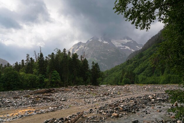 O rio Psysh e as montanhas do Cáucaso do Norte em um dia de verão ensolarado Arkhyz KarachayCherkessia Rússia