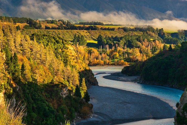 O rio Rakaia flui através do desfiladeiro em direção às montanhas