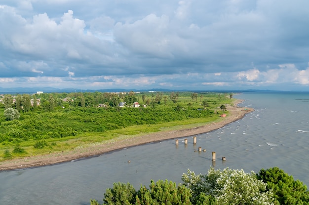 O rio Rioni deságua no Mar Negro, paisagem de Poti, Geórgia