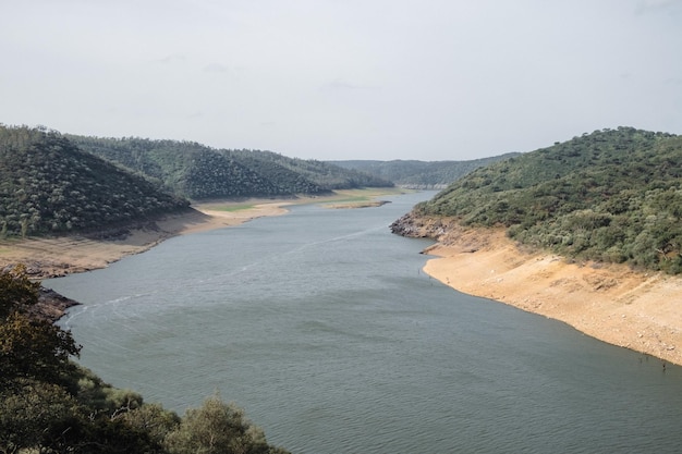 O rio Tejo ao passar pelo Parque Nacional de Monfrague na Extremadura Espanha