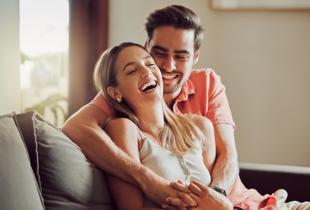 O riso torna nosso vínculo mais forte. Foto de um jovem casal passando tempo juntos em casa.