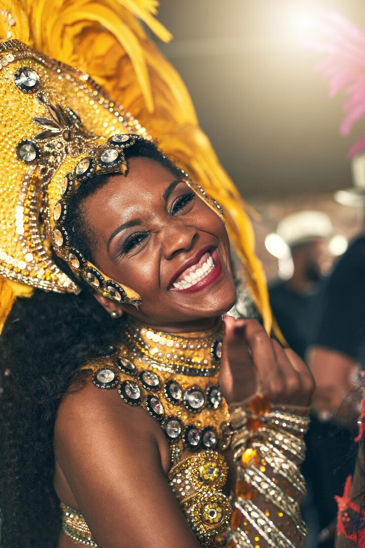 O ritmo vem de dentro Retrato recortado de uma linda sambista se apresentando no Carnaval com sua banda