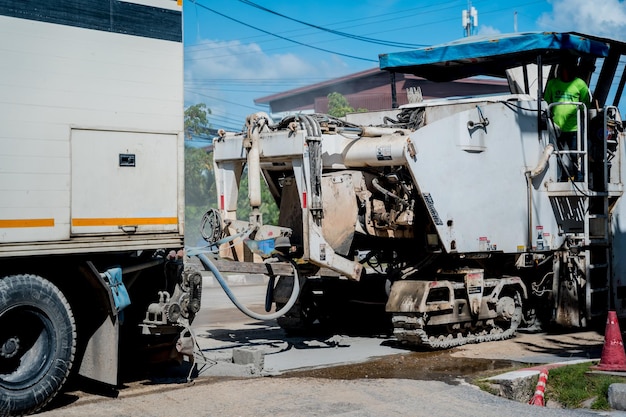 O rolo de estrada a trabalhar no novo local de construção da estrada