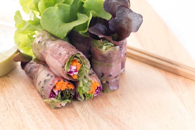 O rolo de mola fresco ou o rolo da salada misturaram pelo atum vegetal da cenoura na placa de desbastamento.