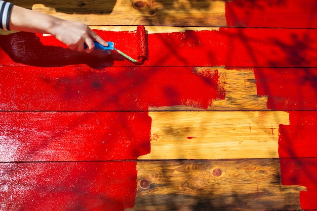 Foto o rolo de pintura pinta a mesa