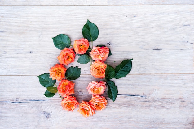 O, Rosenblumenalphabet lokalisiert auf grauem hölzernem Hintergrund, flache Lage