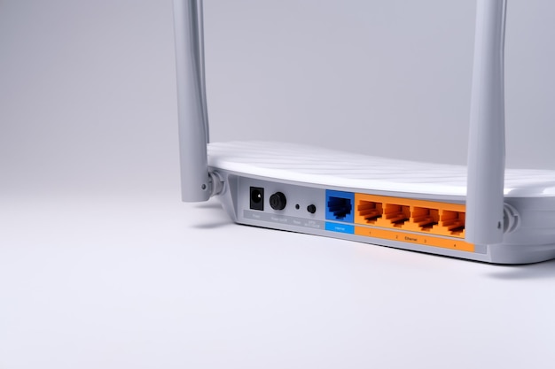 O roteador WiFi com conectores RJ45 é isolado em um fundo cinza branco no lado direito e copyspace à esquerda