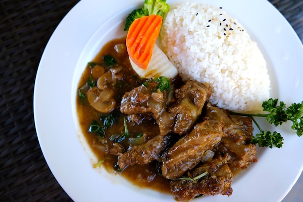 O saboroso guisado de carne servido com arroz horizontal vista de cima, close up