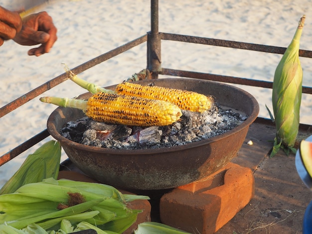 O sabugo de milho é frito na brasa com especiarias aromáticas. Lanche delicioso e saudável na Índia