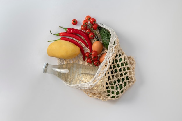 O saco de malha de cordão de algodão ecológico com frutas, transporta o meio ambiente, recicla e elimina o desperdício