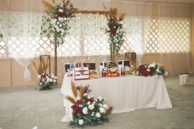 O salão do casamento está lindamente decorado com flores 3140