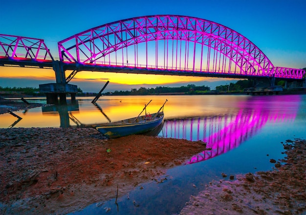 Foto o sampan e a ponte roxa.