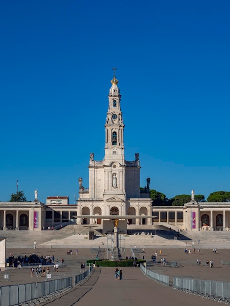 O Santuário de Fátima em um lindo dia de verão Portugal