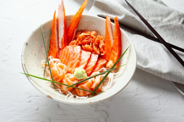 O sashimi salmon e o caranguejo da imitação furam no estilo japonês com kimchi, wasabi.