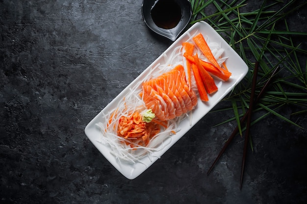 O sashimi salmon e o caranguejo da imitação furam no estilo japonês com kimchi, wasabi.