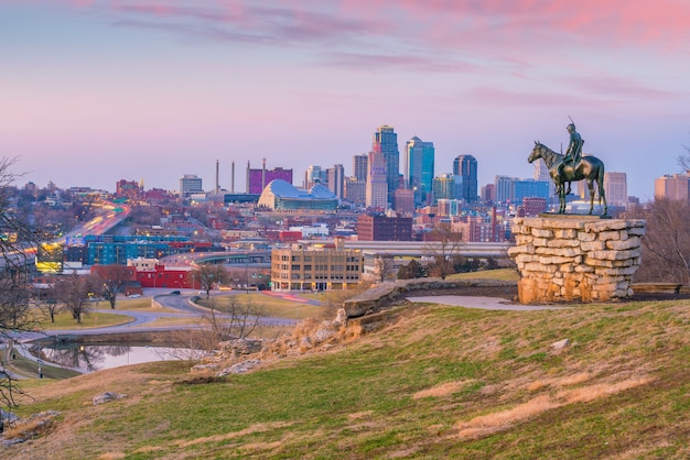 O Scout com vista para o centro de Kansas City. O Scout é uma estátua famosa (estátua de 108 anos). Foi concebido por Dallin em 1910