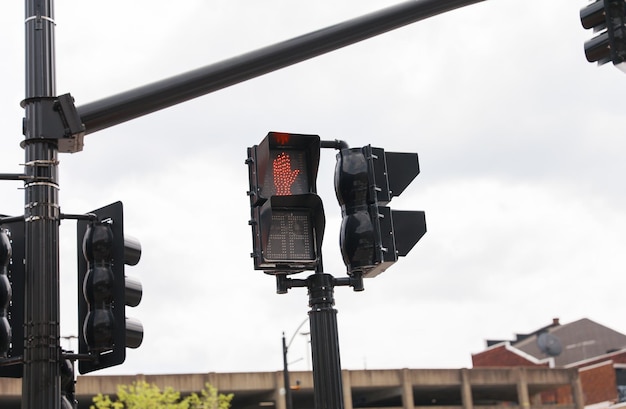 O semáforo com luz de caminhada para pedestres simboliza o controle de tráfego de segurança rodoviária e o ordenamento