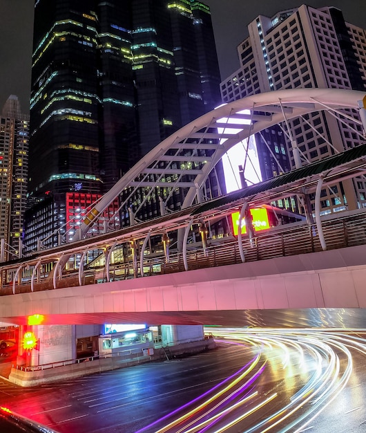 O semáforo trilha à noite localizado na ponte Chong Nonsi na estrada Sathorn