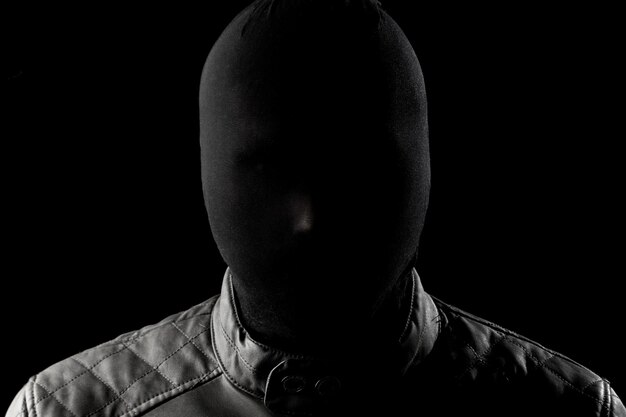 O serial killer, um maníaco com um chuolkom negro na cabeça