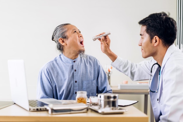 O serviço de médico asiático ajuda a discutir e consultar a conversa com o paciente asiático doente sênior ao conhecer o conceito de confiança em cuidados médicos em saúde hospitalar e medicina