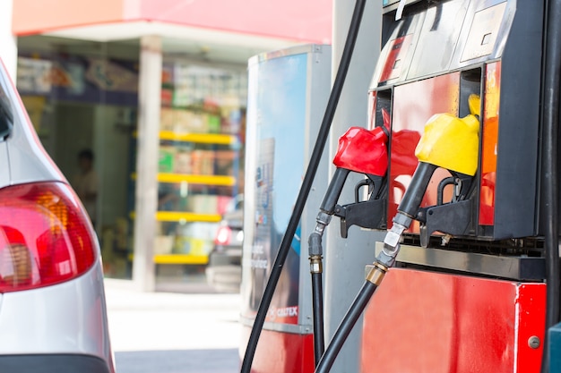 O serviço de posto de combustível abastece seu carro no posto de gasolina
