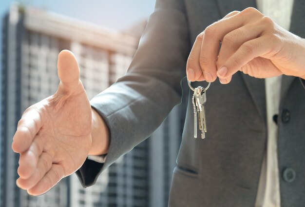 O shakehand home das vendas e a outra mão guardam a chave da casa. antecedentes é uma convenção.