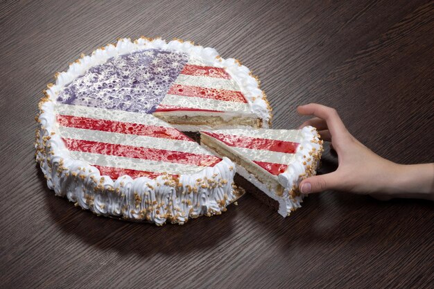 O símbolo da guerra e do separatismo, um bolo com uma imagem da bandeira da GUSA é quebrado em pedaços