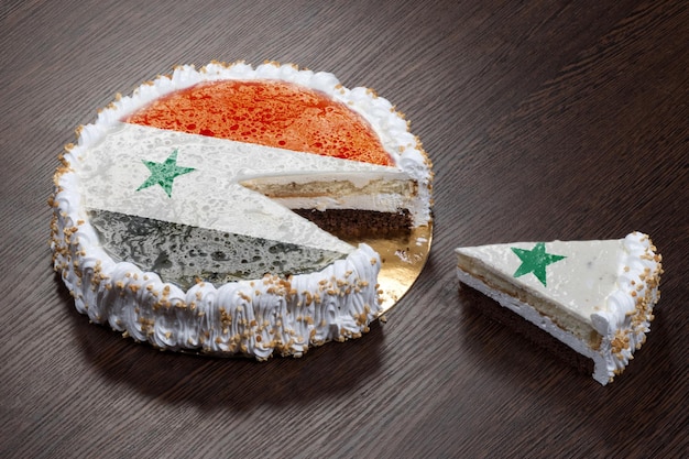 O símbolo da guerra e do separatismo, um bolo com uma imagem da bandeira da Síria é quebrado em pedaços
