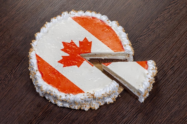 O símbolo da guerra e do separatismo, um bolo com uma imagem da bandeira do Canadá é quebrado em pedaços