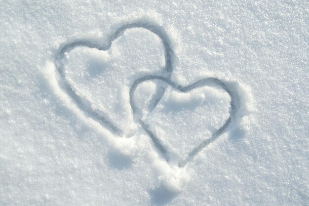 O símbolo de dois corações desenhados na neve